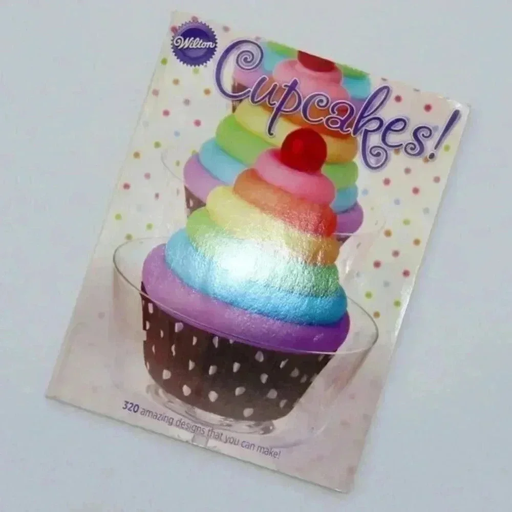 Wilton Cupcakes Book 2012 Featuring 320 Amazing Cupcakes Designs For You To Make